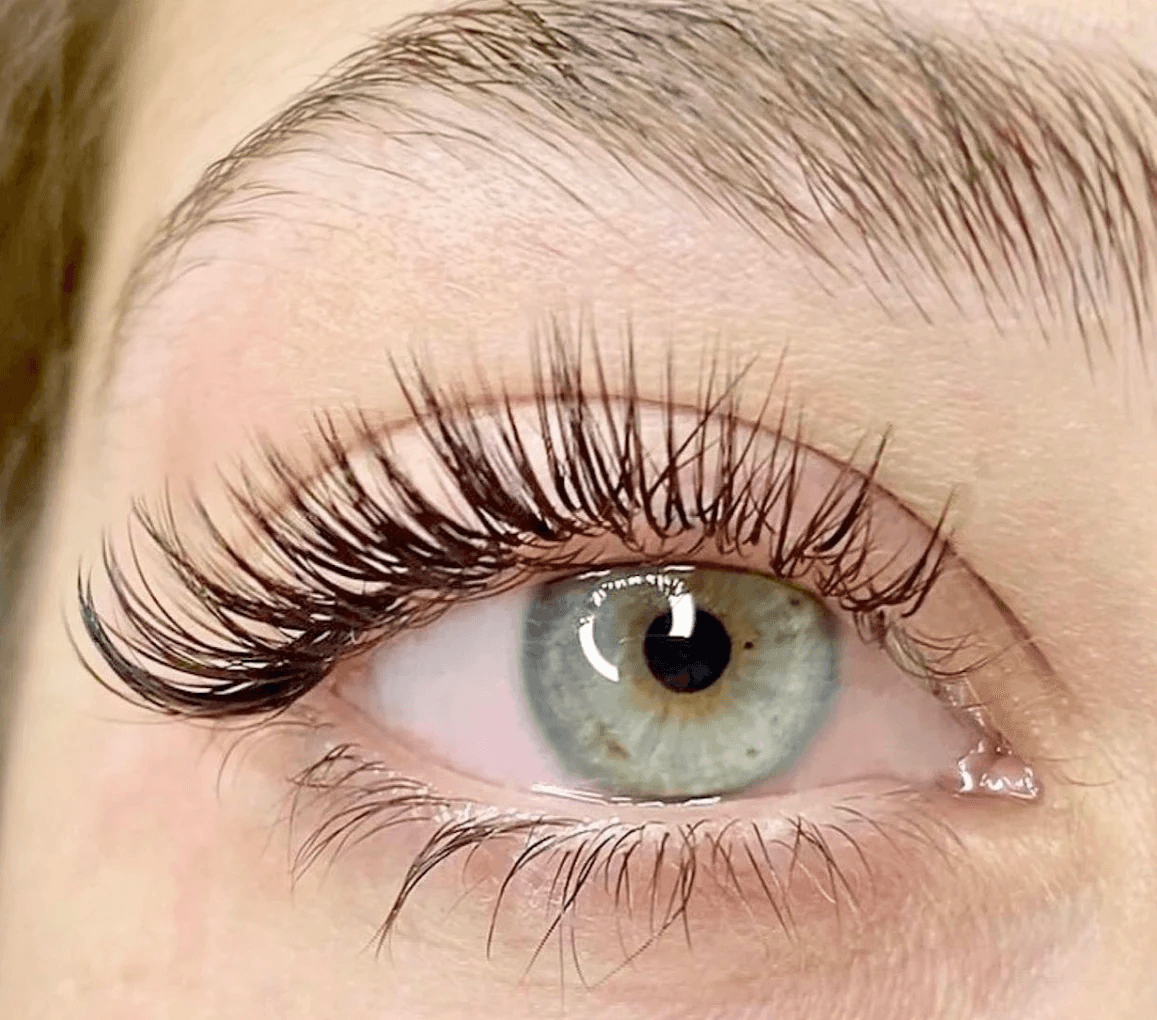 Eyelash extensions in Istanbul at Maral Beauty – long and voluminous lashes