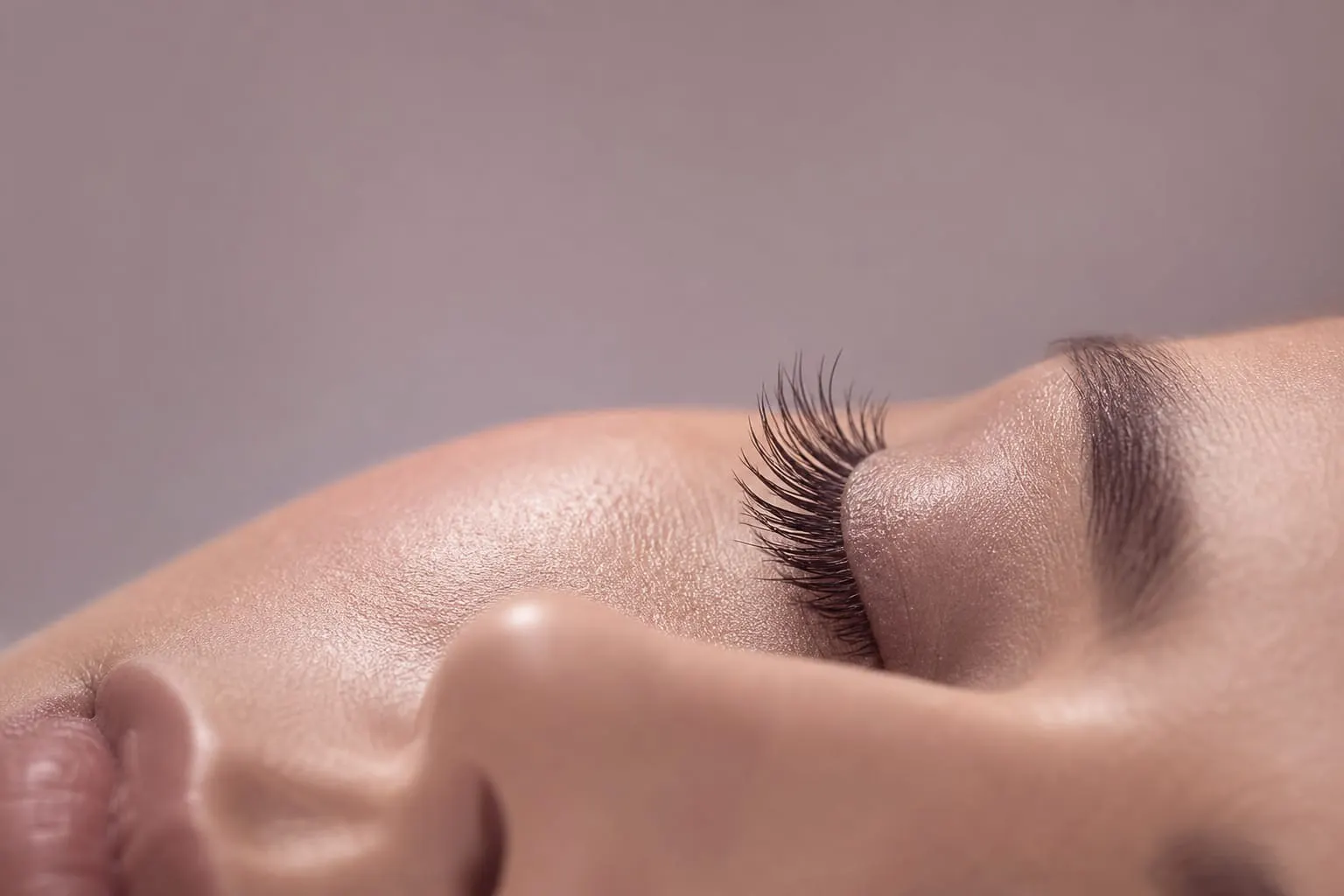 Comparison of a natural lash lift and voluminous eyelash extensions at Maral Beauty Istanbul