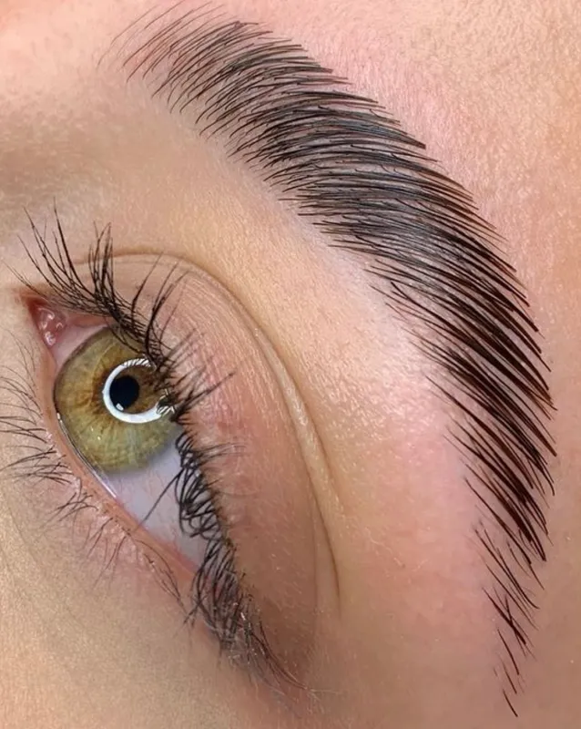 Get the ultimate fluffy brow look with Eyebrow Lamination in Istanbul at Maral Beauty.