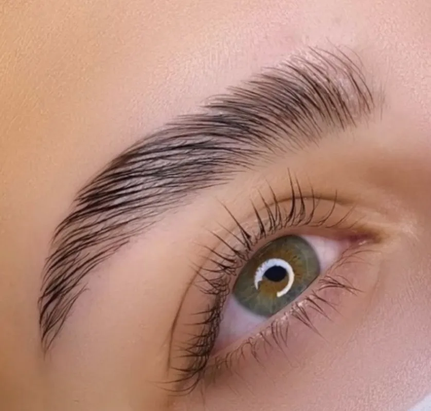 Get the ultimate fluffy brow look with Eyebrow Lamination in Istanbul at Maral Beauty.