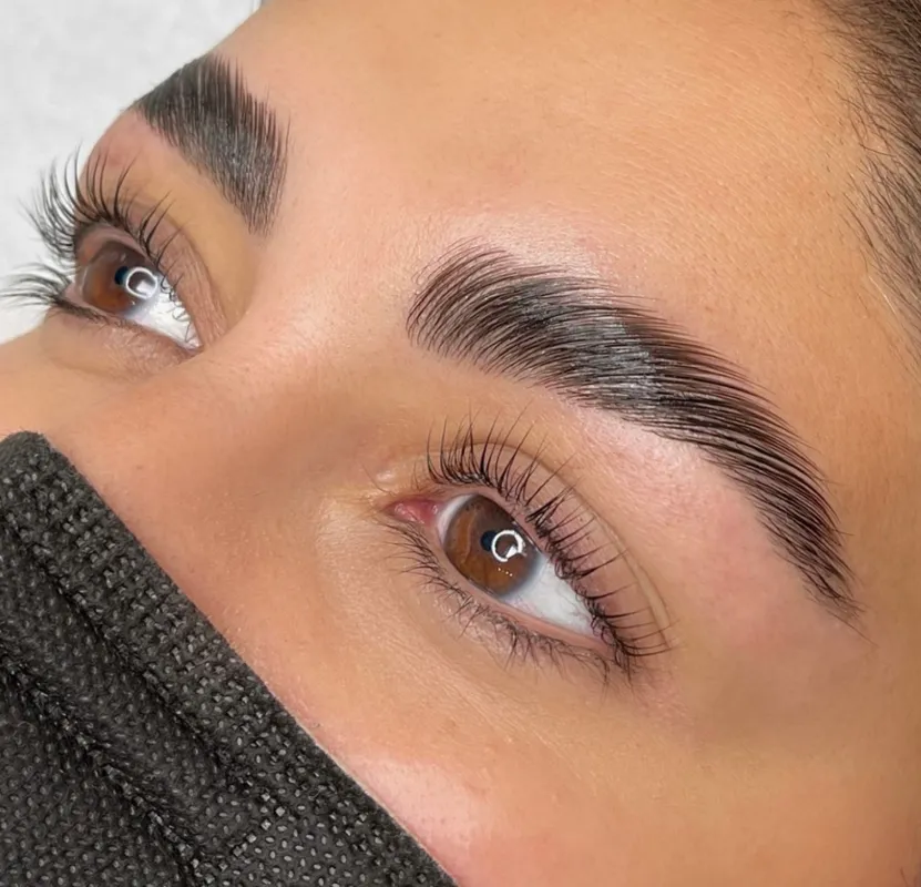 Get the ultimate fluffy brow look with Eyebrow Lamination in Istanbul at Maral Beauty.
