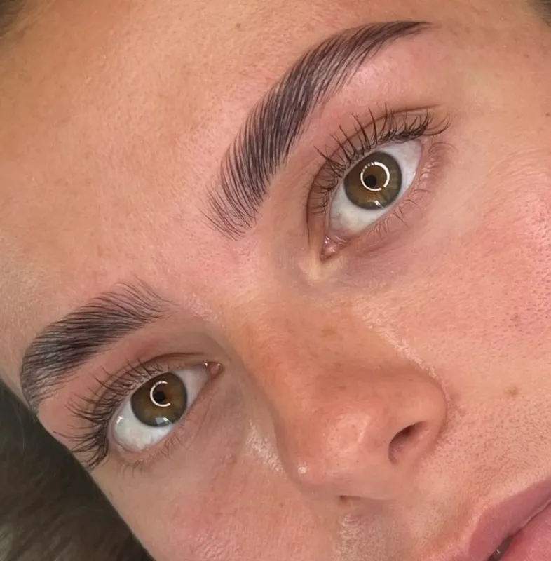 Get the ultimate fluffy brow look with Eyebrow Lamination in Istanbul at Maral Beauty.