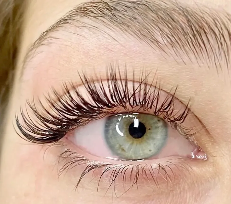 Achieve dramatic length and volume with Eyelash Extensions at Maral Beauty Istanbul. We offer Classic, Hybrid, and Volume set