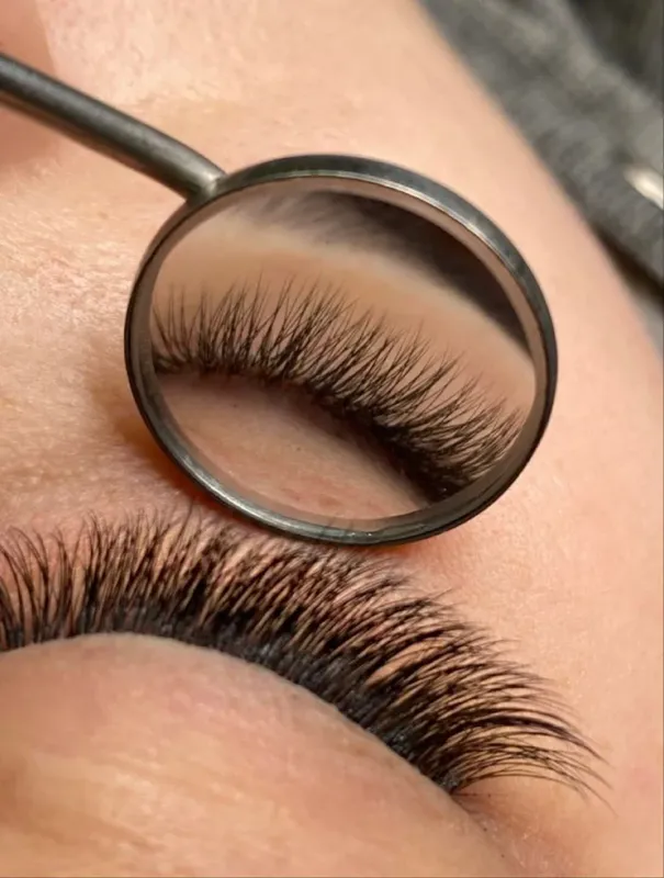 Achieve dramatic length and volume with Eyelash Extensions at Maral Beauty Istanbul. We offer Classic, Hybrid, and Volume set