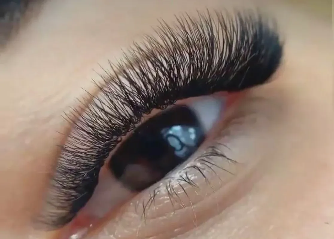 Achieve dramatic length and volume with Eyelash Extensions at Maral Beauty Istanbul. We offer Classic, Hybrid, and Volume set