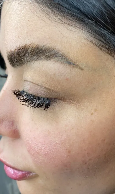 Achieve dramatic length and volume with Eyelash Extensions at Maral Beauty Istanbul. We offer Classic, Hybrid, and Volume set