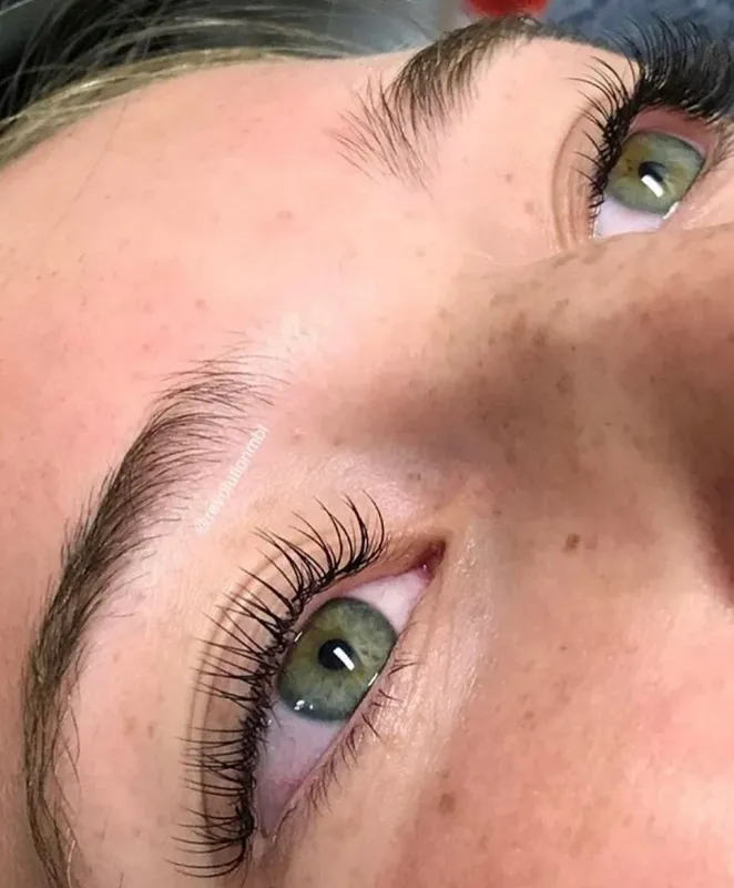 Achieve dramatic length and volume with Eyelash Extensions at Maral Beauty Istanbul. We offer Classic, Hybrid, and Volume set