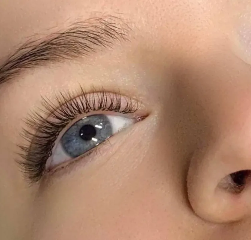 Achieve dramatic length and volume with Eyelash Extensions at Maral Beauty Istanbul. We offer Classic, Hybrid, and Volume set